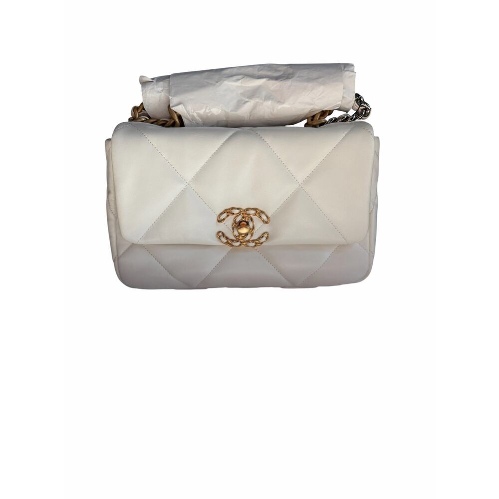 New Chanel medium 19 flap bag in white lambskin gold & silver tone hardware - Picture 3 of 13